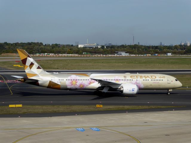Boeing 787-9 Dreamliner (A6-BLK) - Etihad B787-9 A6-BLK taxiing to 23L DUS, 22.09.2019.