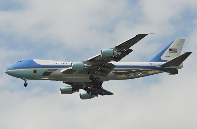 82-8000 — - USAF - Air Force One - Boeing VC-25A - 82-8000 - on approach to Ramstein Air Base with President Obama on board - 2009-06-05. He came to visit the Landstuhl Regional Medical Center, the largest US-Army Hospital outside United States.