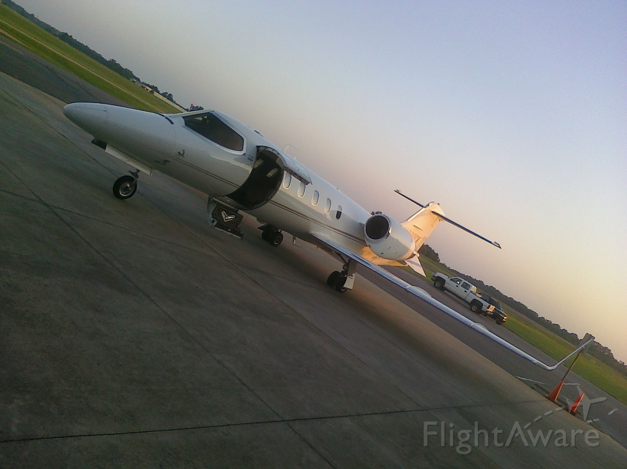 Learjet 31 (N800CK) - Waiting to launch !!