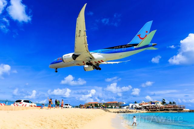Boeing 787-8 (PH-TFM) - Arkefly/Tui over the maho beach at TNCM