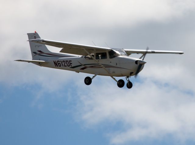 Cessna Skyhawk (N612DF) - Landing RW26 under difficult wind conditions.