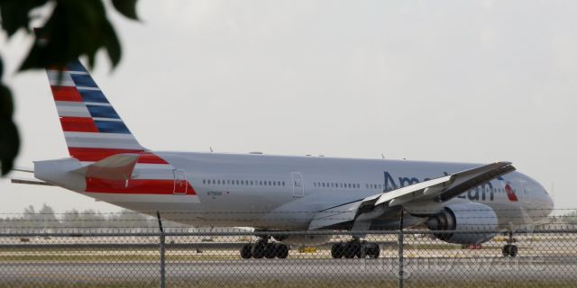 Boeing 777-200 (N798AN)