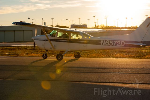 Cessna Skyhawk (N6572D) - Skyhawk taxiing for an evening flight. 