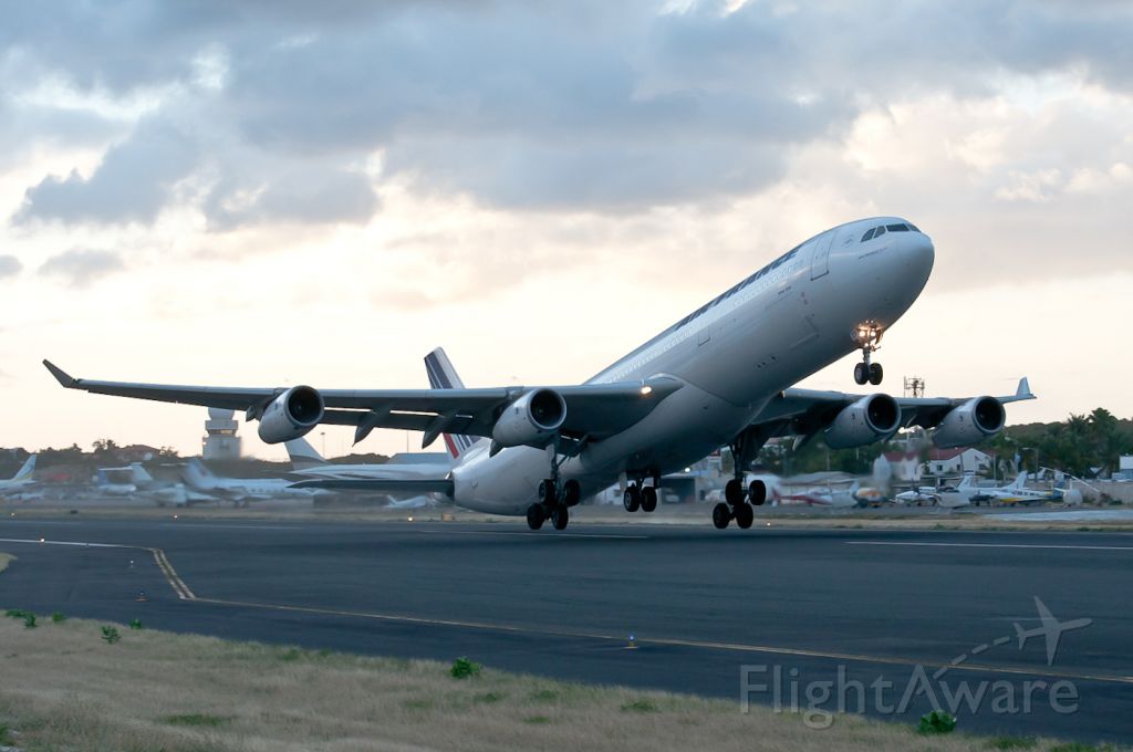 Airbus A340-300 (F-GLZR)