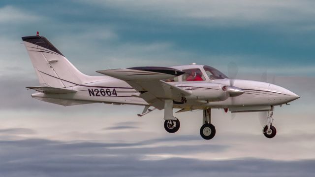 Cessna 310 (N2664)