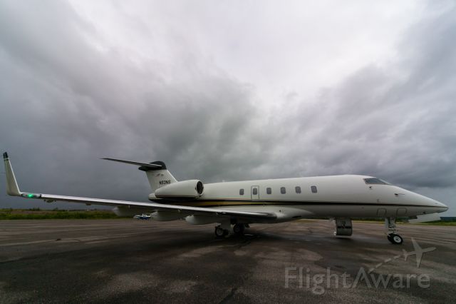 Bombardier Challenger 300 (N93NS)