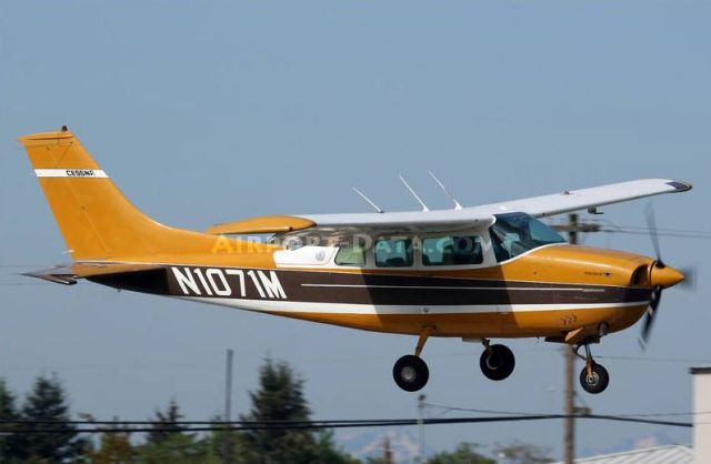 Cessna Centurion (N1071M) - Landing