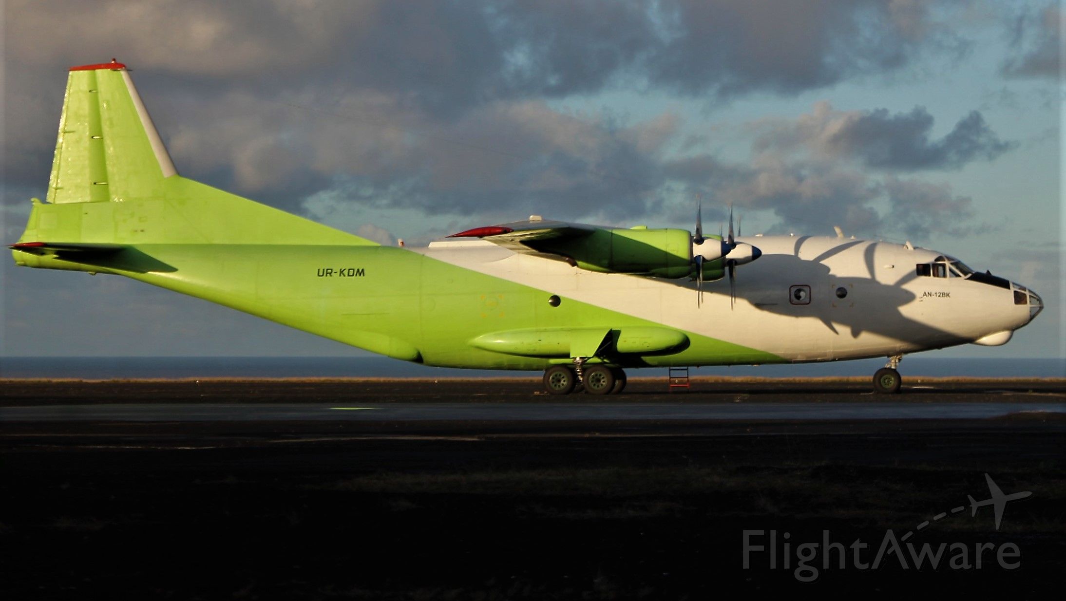 Antonov An-12 (UR-KDM) - Aeroporto de Santa Maria - LPAZ - Azores 08/11/2020
