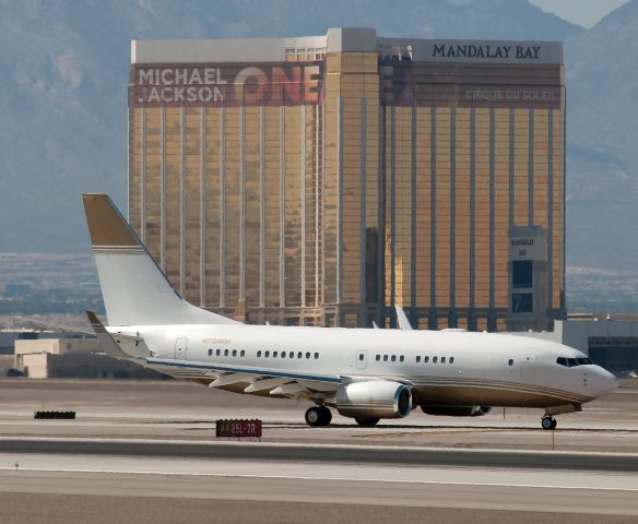 Boeing 737-700 (N720MM) - MGM Mirage 737-700 BBJ with the Mandalay Bay Resort/Hotel.