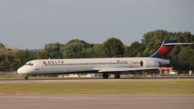 McDonnell Douglas MD-90 (N939DN)