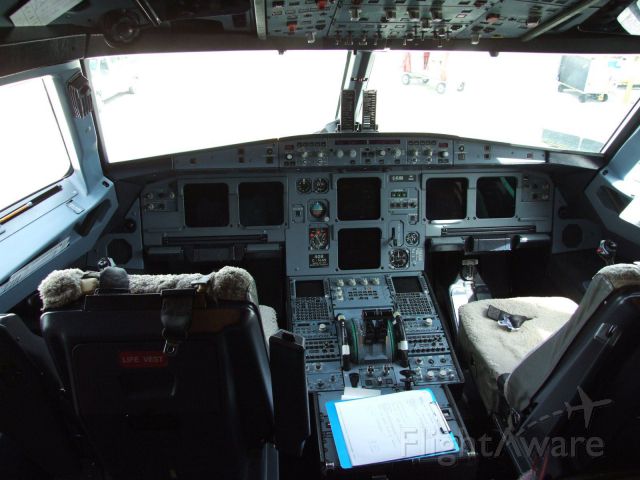 Airbus A320 (C-FLSS)