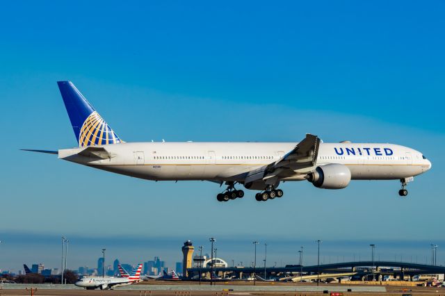 BOEING 777-300ER (N2331U) - United Airlines 777-300ER landing at DFW on 12/27/22. Taken with a Canon R7 and Tamron 70-200 G2 lens.