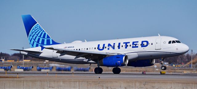 Airbus A319 (N881UA) - This United A319 is landing on 12R at MSP airport, this A319 was formerly owned by China Southern Airlines until 2020. 
