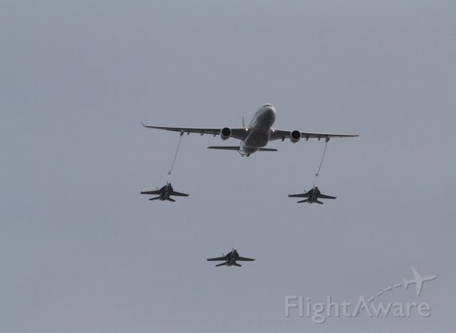 — — - Avalon air show 2015 Australia. Airbus kC-30A with 3 F/A hornets. during a simulated refuel.