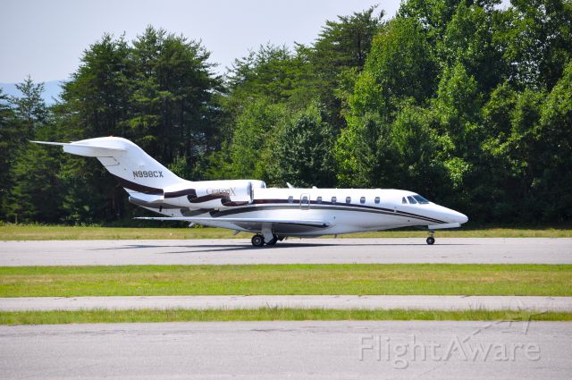 Cessna Citation X (N998CX) - Citation X N998CX taxis in on runway 1 to the ramp at HKY.