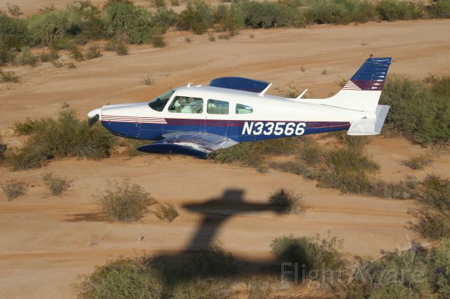 Piper Cherokee (N33566) - Low level formation.
