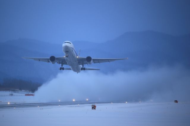 BOEING 767-300 (JA605A) - 31.Jan2016　hakodateairport hokkaido japan