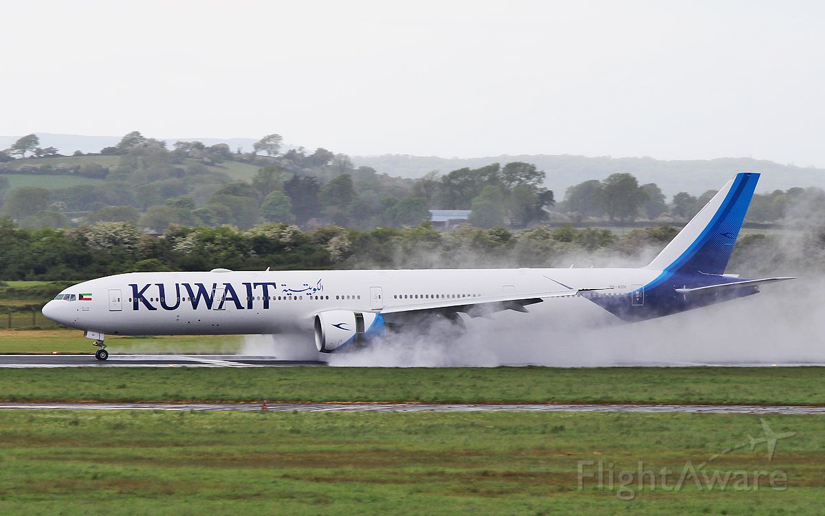 BOEING 777-300 (9K-AOH) - kuwait b777-369er 9k-aoh landing on a very wet runway at shannon 13/5/17.