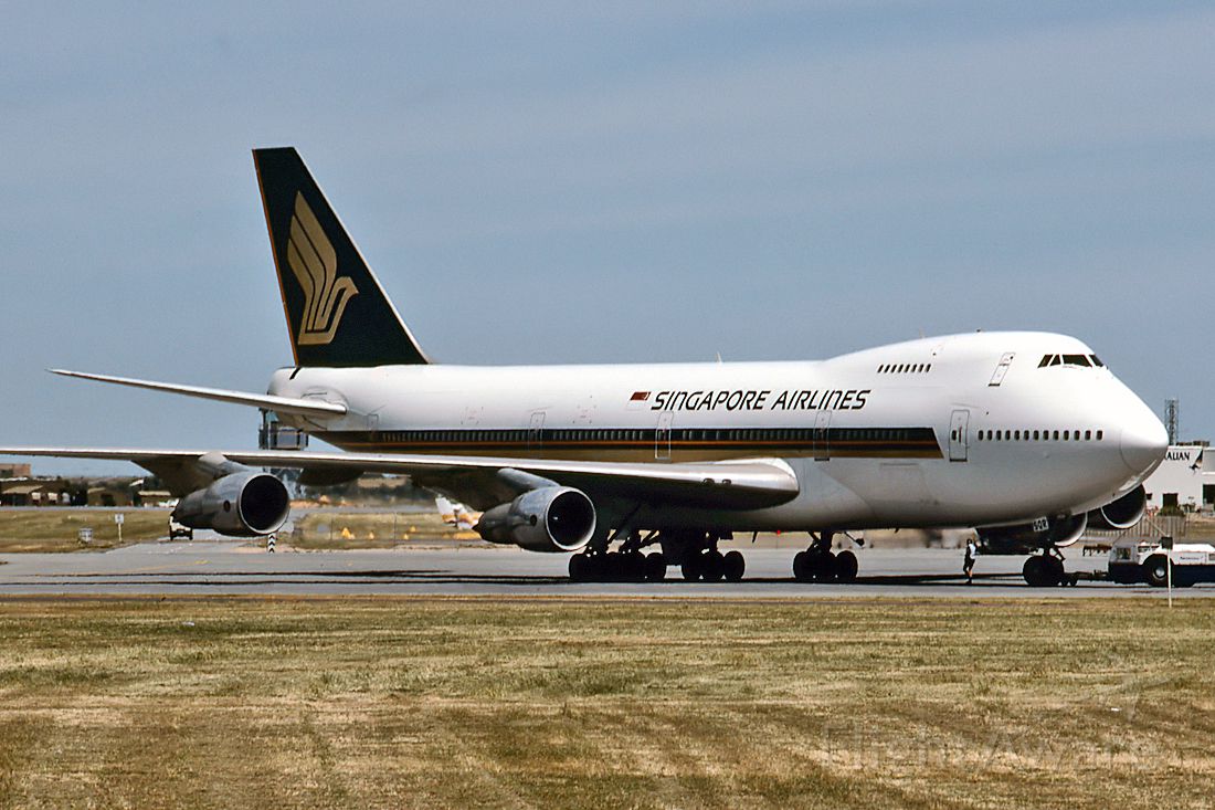 9V-SQR — - SINGAPORE AIRLINES - BOEING 747-212B - REG : 9V-SQR (CN 21943/475) - ADELAIDE INTERNATIONAL AIRPORT SA. AUSTRALIA - YPAD (28/10/1990)