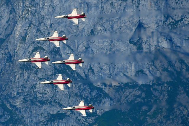 Northrop RF-5 Tigereye (J3091) - The "Patrouille Suisse", aerobatic team of the Swiss Air Force, in front of the mount Stockhorn.   08-17-2019