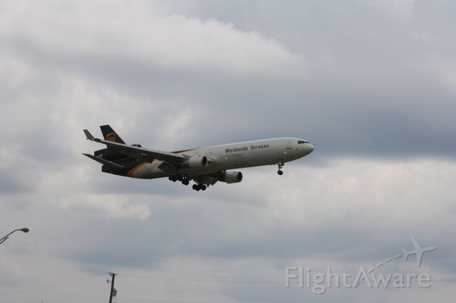 Boeing MD-11 (N279UP) - UPS MD-11 landing on runway 17 right