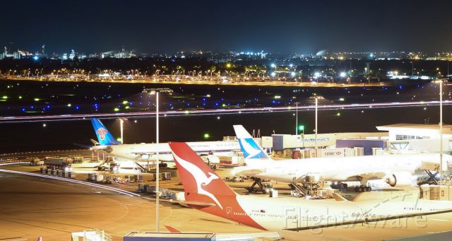 Boeing 747-400 (VH-OEB) - Light trial of Sydney Airport Night action 