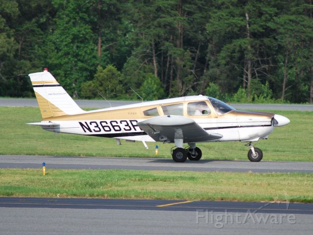 Piper Cherokee (N3663R) - Taxiing to runway 02 - 6/22/09