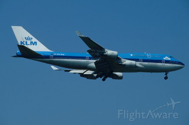 Boeing 747-400 (PH-BFB) - Final Approach to Narita Intl Airport Rwy34L on 1997/07/19