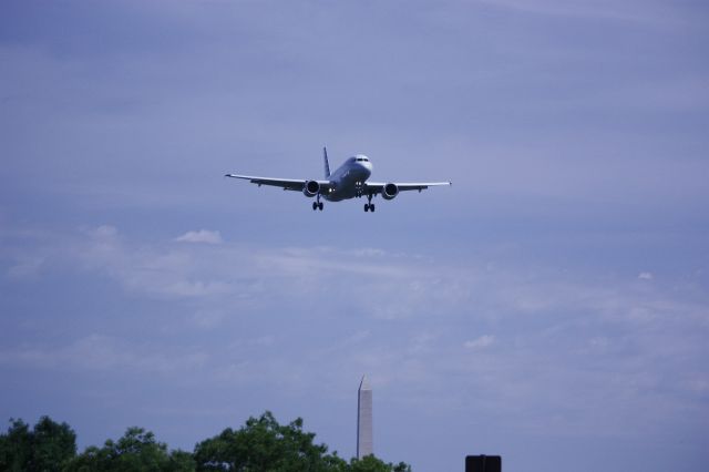 Airbus A319 (N754UW) - On final for Rwy 19 at KDCA with the Washington Monument