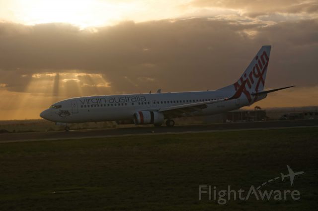 Boeing 737-700 (VH-VUU) - Late Afternoon in Melbourne, one runway closed, we were 10th in line, so plenty of landing shots!