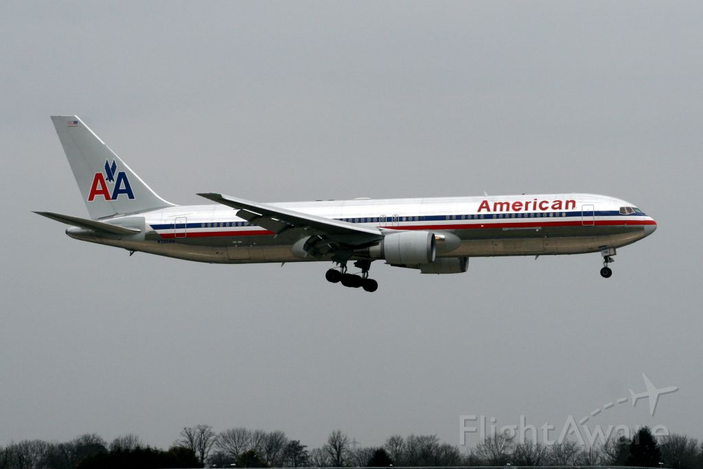 BOEING 767-300 (N386AA) - On final approach for R09L on 11-Mar-10 operatimng flight AAL155 from EBBR.