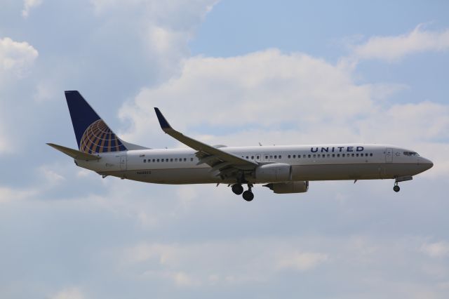 Boeing 737-900 (N68802) - United Airlines 737-900 on final approach to EWR