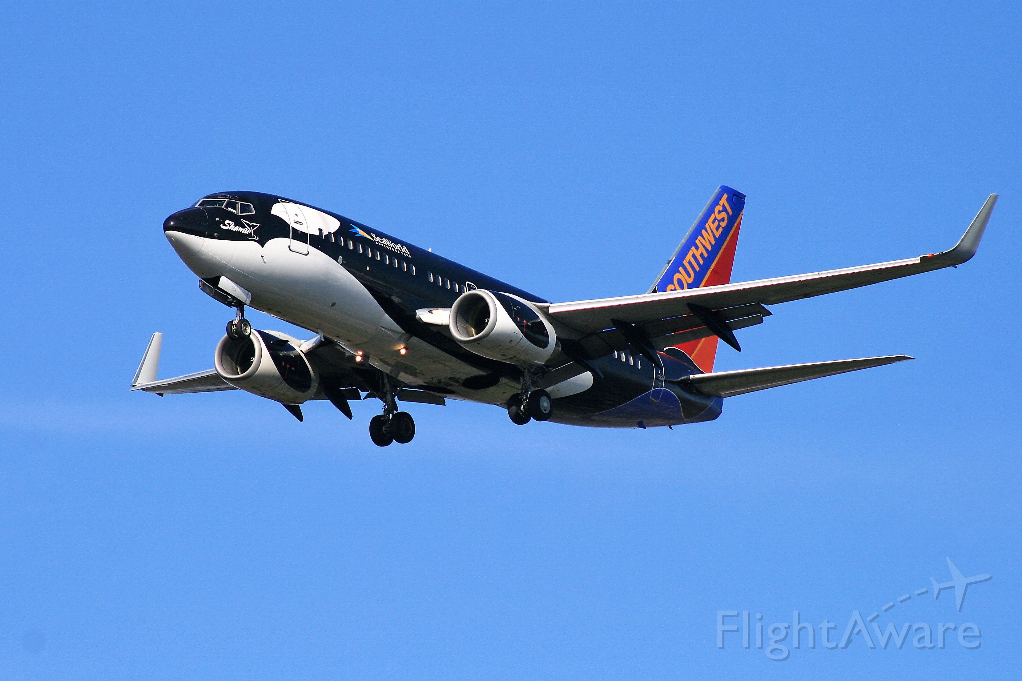 Boeing 737-700 (N715SW) - On final approach to runway 21R at Nashville