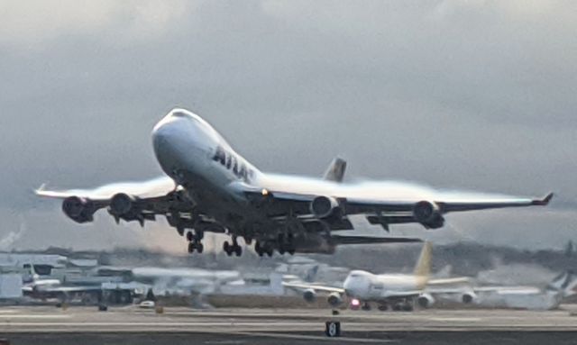 Boeing 747-400 (N476MC) - Takeoff viewed from end of Runway 15-33