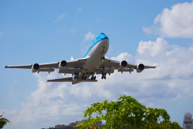 Boeing 747-400 (PH-BFB) - Lifting off Rwy 10 in Sint Maarten, bound for Curacao.. KLM 765..