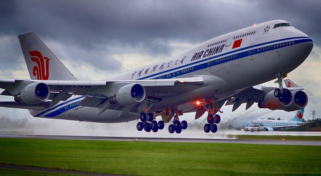 Boeing 747-400 (B-2472) - Air China 015 with the Chinese Premier blasting off Rwy 07, heading to Montreal (CYUL)