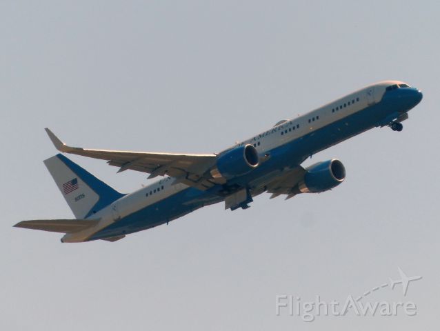 Boeing 757-200 (09-0015) - Air Force One with POTUS Obama flight to Bariloche, Argentine.