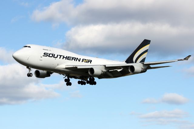 Boeing 747-400 (N400SA) - Southern Air 400 heavy arriving on 34