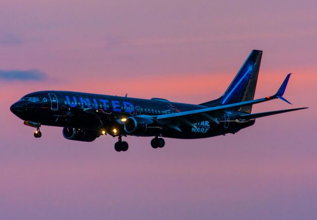 Boeing 737-800 (N36272) - New Star Wars livery on a sunset approach into Orlando.  7NOV2019.