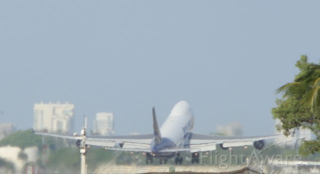 Boeing 747-400 (N415MC)