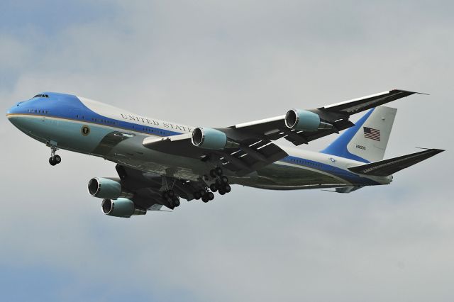 82-8000 — - USAF - Air Force One - Boeing VC-25A - 82-8000 - on approach to Ramstein Air Base with President Obama on board - 2009-06-05. Welcome to Germany Mr. President.