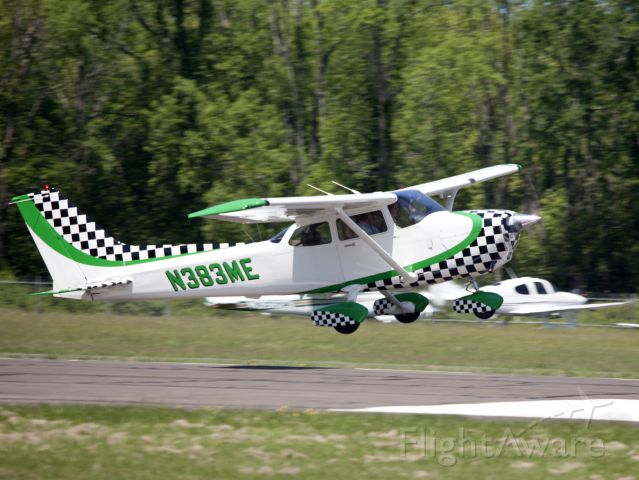 Cessna Skylane (N383ME) - Take off runway 08.
