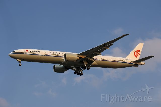 BOEING 777-300ER (B-7952) - Air China Flight CCA1519 Boeing 777-39L(ER) B-7952 was landed at Shanghai Hongqiao International Airport Terminal 2 Gate 42 ZSSS/SHA.