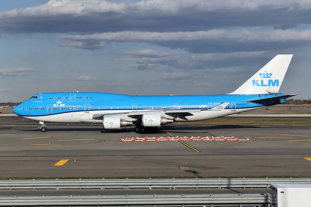 Boeing 747-400 (PH-BFN) - KLM642 making her way to runway 22R for departure to Amsterdam.