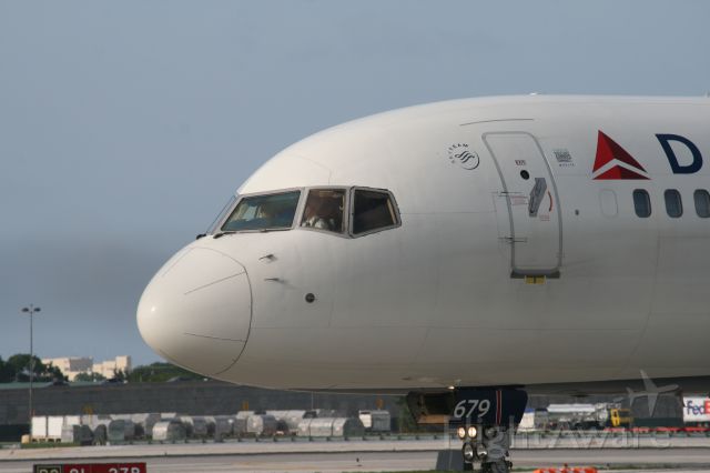 Boeing 757-200 (N679DA)