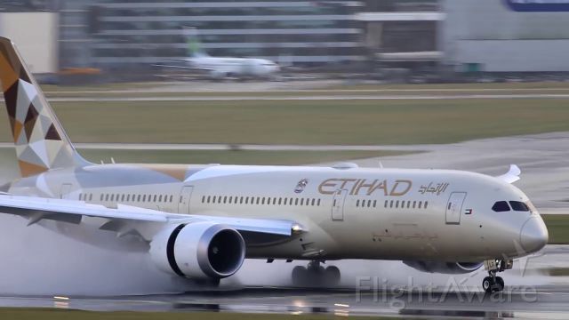 Boeing 787-9 Dreamliner (A6-BLP) - touch down R27 from Abu Dhabi