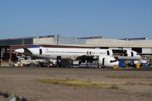 Boeing 757-200 (N516UA) - An ex United Airlines Boeing 757-200 in the final stages of scrapping at Goodyear AZ.  Photographed May 14th 2018.