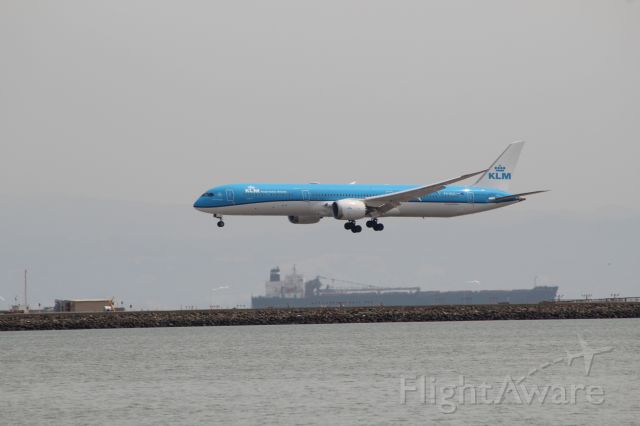 BOEING 787-10 Dreamliner (PH-BKD) - A KLM 787-10 on final, as viewed from bayfront park. Also a ship in the background.