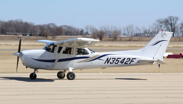Cessna Skyhawk (N3542F) - Whiteside Co. Airport 13 March 2022br /This guy stopped thru to give someone an airplane ride.br /Gary C. Orlando Photo
