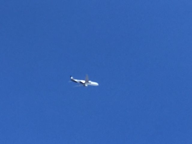 BOEING 777-300 (ZK-OKP) - ZK-OKP in its new air new zealand livery after the Paint of the Hobbit were removed a regular visitor to BNE just left YBBN/BNE bound for NZAA/AKL NZ136 at FL 3,000FT taken from my i phone